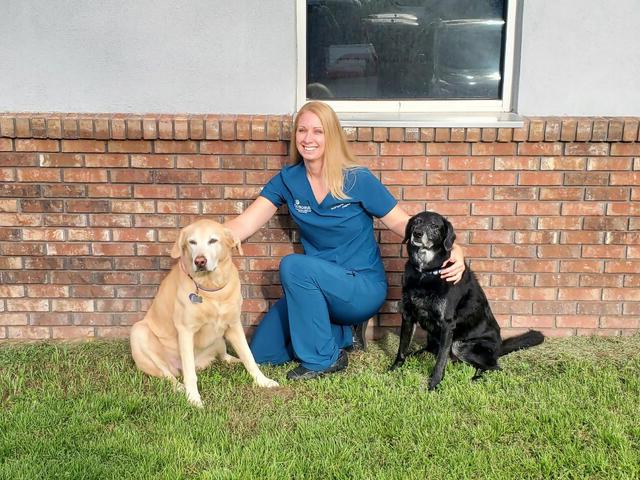 博士照片. Theresa Hess '07 with her dogs